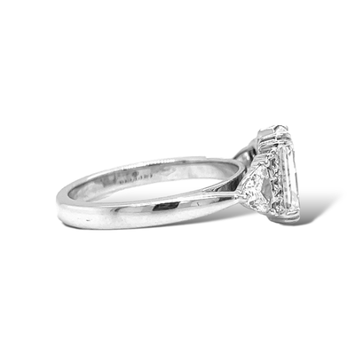 RADIANT CUT DIAMOND WITH ROUND AND TRIANGLE CUT DIAMONDS ON THE SIDES LG